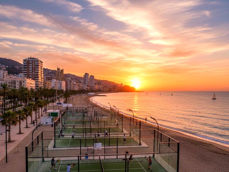 Padelbanen bij zonsondergang strand